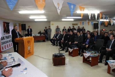 <font face="arial,helvetica,sans-serif" size="2">Toplantıya AK Parti İl  Başkanı Recep Uncuoğlu, B&uuml;y&uuml;kşehir Belediye Başkanı Zeki To&ccedil;oğlu, AK  Parti Sakarya Milletvekilleri Ayhan Sefer &Uuml;st&uuml;n, Hasan Ali &Ccedil;elik, Ali  İhsan Yavuz, S&ouml;ğ&uuml;tl&uuml; Belediye Başkanı Ertuğrul &Ouml;zcan, S&ouml;ğ&uuml;tl&uuml; AK Parti  İl&ccedil;e Başkanı Ramazan Karakaş, İl Genel ve Belediye Meclis &Uuml;yeleri ile  teşkilat y&ouml;netimi katıldı.<br /><br />Toplantıda a&ccedil;ılış konuşmasını AK Parti  S&ouml;ğ&uuml;tl&uuml; İl&ccedil;e Başkanı Ramazan Karakaş yaptı. Ardından Gen&ccedil;lik Kolları  Başkanı Hakan Karakaş, Kadın Kolları Başkanı S&uuml;reyya Şahinler, İl Genel  Meclis &Uuml;yeleri adına Ferda &Ouml;zden ve son olarak İl&ccedil;e Belediye Başkanı  Ertuğrul &Ouml;zcan s&ouml;z alarak S&ouml;ğ&uuml;tl&uuml;&rsquo;de yapılan &ccedil;alışmalar hakkında bilgi  verdiler. Toplantıda ayrıca S&ouml;ğ&uuml;tl&uuml; Belediyesi&rsquo;nin ger&ccedil;ekleştirdiği  projeleri anlatan kısa bir tanıtım filmi de izlendi.<br /></font>