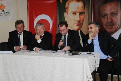 <font face="arial,helvetica,sans-serif" size="2">To&ccedil;oğlu&rsquo;nun ardından s&ouml;z alan AK Parti  Sakarya Milletvekili Ali İhsan Yavuz ise, &quot;Birimiz hepimiz, hepimiz  birimiz anlayışı ile hareket ediyoruz. B&uuml;y&uuml;k bir aileyiz. T&uuml;rkiye&rsquo;de &ccedil;ok  &ouml;nemli &ccedil;alışmalar ger&ccedil;ekleştirdik. Se&ccedil;imler yaklaşıyor. Se&ccedil;imlerde de  yoğun bir şekilde &ccedil;alışacağız.<font color="#0000FF"> Sandık &ccedil;alışmalarına şimdiden başladık.  Bu konuda &ccedil;ok dikkatli olmak zorundayız. Kadın kollarımız, gen&ccedil;lik  kollarımız, il&ccedil;e teşkilatlarımız bu konuda &ccedil;ok dikkatli olmalı ve  gereken &ccedil;alışmaları yapmalıdır.</font> Bug&uuml;n bu toplantıda g&ouml;rm&uuml;ş olduğumuz  heyecan ve dinamizm bizleri &ccedil;ok mutlu etti. Arkadaşlarımıza  &ccedil;alışmalarından dolayı teşekk&uuml;r ediyorum&quot; şeklinde konuştu.<br /><br />İnsan  Hakları İnceleme Komisyonu Başkanı ve AK Parti Sakarya Milletvekili  Ayhan Sefer &Uuml;st&uuml;n konuşmasında S&ouml;ğ&uuml;tl&uuml; İl&ccedil;e Teşkilatı'nın son derece  dinamik bir teşkilat olduğunu belirterek, &quot;Bug&uuml;n S&ouml;ğ&uuml;tl&uuml; Teşkilatı&rsquo;nı  heyecanlı, canlı ve dinamik g&ouml;r&uuml;yorum. Dolayısıyla teşkilatımızı ve  belediyemizi tebrik ediyorum. S&ouml;ğ&uuml;tl&uuml; biz buradayız, hazırız, biz de  varız diyor. S&ouml;ğ&uuml;tl&uuml;'ye doğalgazın gelmesi il&ccedil;emiz adına &ouml;nemli bir  gelişme olmuştur. &Ccedil;ok ş&uuml;k&uuml;r il&ccedil;emiz gelişiyor, &ouml;nemli yatırımlar  yapılıyor. İnşallah imar &ccedil;alışmalarında da aynı performansı  g&ouml;stereceksiniz.<font color="#0000FF"> İmara &ccedil;ok dikkat etmek zorundayız</font>&quot; diye konuştu.<br /></font>