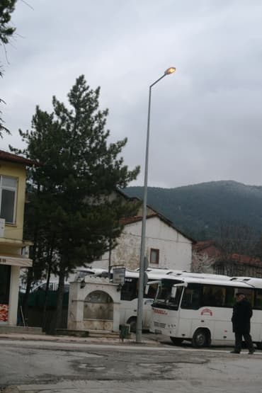 Taraklı'da gündüz yanan sokak lambalarına tepki var