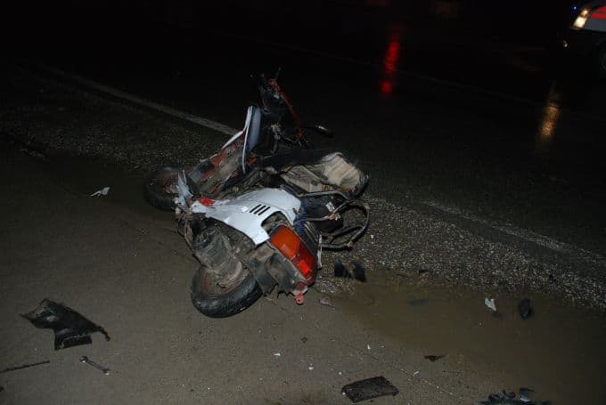 Sapanca'da motorla pikap çarpıştı