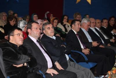 <font face="arial,helvetica,sans-serif" size="2">Benzer bir haberin,  aynı basın kuruluşu tarafından kısa bir s&uuml;re &ouml;ncede yapıldığına dikkat  &ccedil;eken Bostancı, &ldquo;Benzer bir durum bildiğiniz gibi Sakarya B&uuml;y&uuml;kşehir  Belediyesi&rsquo;nin il&ccedil;emizde d&uuml;zenlediği Kent Orkestrası konserinde de  yaşandı. O zaman&rsquo;da karanlıkta yapılan konser &ouml;ncesi ışıklar a&ccedil;ıkken ve  konserden yarım saat &ouml;nce bir resim &ccedil;ekilip bu haber yapıldı. Bunlar  bizi ger&ccedil;ekten &uuml;zmektedir. Bu haberlerin neden yapıldığını anlamak  ger&ccedil;ekten g&uuml;&ccedil;. Sakaryamız i&ccedil;in b&uuml;y&uuml;k &ouml;neme sahip basın kuruluşlarının  bazı haberleri yaparken biraz daha araştırmacı olmasını temenni  ediyoruz&quot;<br /><br />Başkan Bostancı a&ccedil;ıklamasının devamında ise şu s&ouml;zlere yer verdi:<br /><br />&quot;Tekrar  s&ouml;yl&uuml;yorum bu haberlerin ne ama&ccedil;la yapıldığını ger&ccedil;ekten anlamak g&uuml;&ccedil;,  iki seferdir kasıtlı olarak aynı şey yapılıyor. Acaba bu durum il&ccedil;e  teşkilatımızı zayıf d&uuml;ş&uuml;rme &ccedil;abası mıdır. &Ouml;n&uuml;m&uuml;zde bir se&ccedil;im var ve  Allah nasip ederse teşkilatımızın ne kadar g&uuml;&ccedil;l&uuml; olduğunu g&ouml;recekler.  Bizim heyecanımıza, başarımıza bu t&uuml;r yalan haberler engel olamaz.  Allahın izni ile se&ccedil;imden daha da g&uuml;&ccedil;lenmiş olarak &ccedil;ıkacağız. B&uuml;y&uuml;kşehir  basını tarafından basın kuruluşlarına g&ouml;nderilen resimlerde ve  sapanca.com.tr isimli web sitesinde salonun ne kadar dolu olduğunu merak  edenler g&ouml;rebilirler. Toplantının ger&ccedil;ekleştiği gece Sapanca&rsquo;da 3 tane  cenazemiz vardı. Bu cenazeler teşkilatı bağlayan cenazelerdi. Diğer iki  cenazenin yanı sıra Meclis &Uuml;yemiz H&uuml;seyin Yaşar &Ouml;z&rsquo;&uuml;n cenazesi bulunması  sebebiyle bazı kadın kolları ve mahalle başkanlarımız mazeret bildirip  bu cenazelere katıldılar. Buna rağmen 250 kişilik salonda 200 kişiye  yakın misafirimiz vardı. Ben b&ouml;yle soğuk ve yağışlı bir havada bizleri  yalnız bırakmayan teşkilatımızın t&uuml;m kademelerindeki g&ouml;revlilere  teşekk&uuml;r ediyorum.&quot;</font>