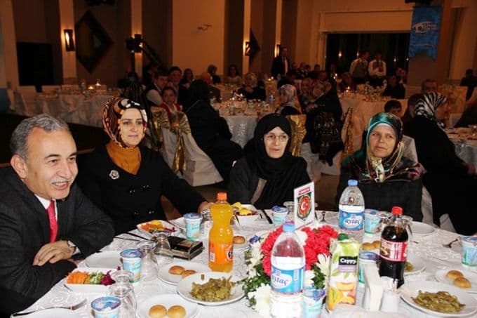 Şehit aileleri ve gaziler kardeşlik sofrasında