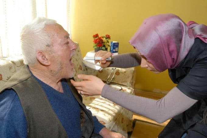 Yaşlılara evde bakım hizmeti verilecek