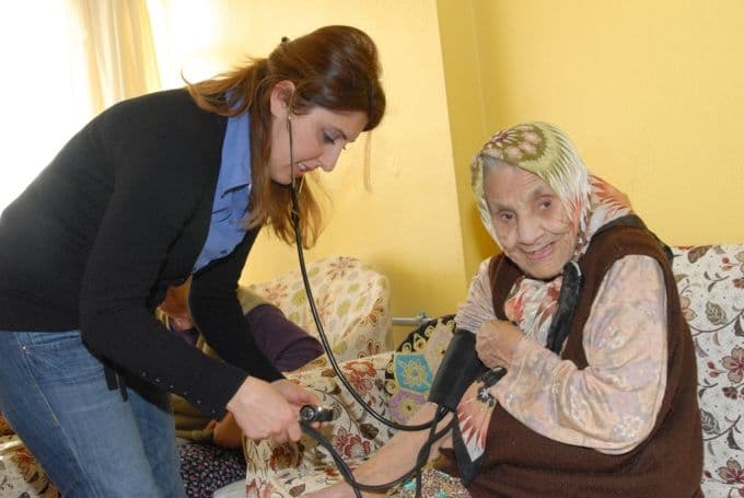 Yaşlılara evde bakım hizmeti verilecek