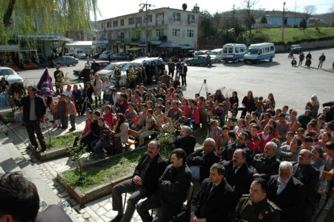 Sular altında kalacak beldede mezarlıklar taşınıyor