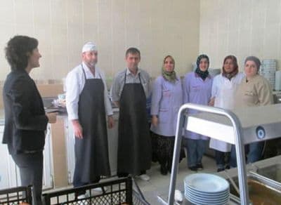 <font face="arial,helvetica,sans-serif" size="2">Sağlık Bakanlığı ile Gıda Tarım Bakanlığının  ortaklaşa y&uuml;r&uuml;tt&uuml;ğ&uuml;, &quot;Okul Kantini &Ccedil;alışanları Hijyen Eğitimi&quot; programı  kapsamında,  gıda sekt&ouml;r&uuml;nde hizmet veren t&uuml;m işletme &ccedil;alışanlarına  hijyen eğitimi verildiğine dikkat &ccedil;eken Erdoğan, &ldquo;Bu eğitimler sırasında  katılımcılara tuzun aşırı t&uuml;ketiminden kaynaklanabilecek  olumsuzlukların en aza indirilmesi amacıyla g&uuml;nde 5 gramdan fazla tuz  kullanılmaması gerektiği y&ouml;n&uuml;nde bilgi verildi. İlimize bağlı Toplum  Sağlığı Merkezlerinde 11-17 Mart, &quot;Tuza Dikkat Haftası&quot; etkinlikleri  &ccedil;er&ccedil;evesinde aşırı tuz t&uuml;ketiminin sebep olabileceği olumsuzluklar  konusunda toplumsal farkındalık oluşturulmaya &ccedil;alışıldı. Bu etkinlikler  kapsamında Akyazı &Ouml;ğretmenevi&rsquo;nde 56 kişi, Kaynarca Halk Eğitim  Merkezi&rsquo;nde 65 kişi, Kocaali TSM&rsquo;de70 kişi, Serdivan TSM&rsquo;de 175 kişi,  S&ouml;ğ&uuml;tl&uuml; TSM&rsquo;de 36 kişi ve Sapanca TSM&rsquo;de 57 Kişi olmak &uuml;zere toplam 459  kişiye tuzla ilgili eğitim verilmiştir&rdquo; şeklinde konuştu.</font>