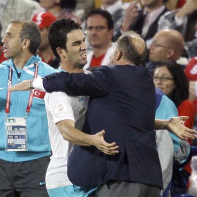 <p><font face="verdana,geneva"><font size="2"><strong><font color="#cc0000">90+3'te T&uuml;rkiye'nin ikinci gol&uuml; geldi.</font></strong> Arda Turan'ın ceza sahasının hemen dışından &ccedil;ektiği şutta savunma oyuncusuna da &ccedil;arpan top filelere gitti.</font></font></p><p><font face="verdana,geneva"><font size="2"><strong>Stat:</strong> St. Jakob Park, Basel</font></font></p><p><font face="verdana,geneva"><font size="2"><strong>Goller:</strong> Hakan Yakın 32; Semih Şent&uuml;rk 57, Arda Turan 90+3<br />&nbsp;<br /><strong>İsvi&ccedil;re:</strong> Benaglio, Lichtsteiner, M&uuml;ller, Senderos, Magnin, Behrami, G&ouml;khan İnler, Fernandes (Cabanas 76), Barnetta (Vonlanthen 66), Hakan Yakın (Gygax 85), Eren Derdiyok</font></font></p><p><font face="verdana,geneva"><font size="2"><strong>T&uuml;rkiye:</strong> Volkan, Hamit, Emre Aşık, Servet, Hakan Balta, G&ouml;kdeniz (Semih Şent&uuml;rk 46), Aurelio, T&uuml;mer (Mehmet Topal 46), Arda, Nihat (Kazım Kazım 84), Tuncay</font></font></p><p><font face="verdana,geneva"><font size="2"><strong>Hakem:</strong> Lubos Michel (Slovakya)<br /><br />Kaynak: Cnnt&uuml;rk<br /></font></font></p>