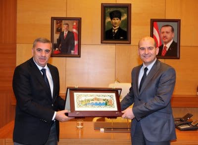 <font face="arial,helvetica,sans-serif" size="2"><font size="3"><strong>&quot;Siyaset Belki de Cumhuriyet Tarihinde Hi&ccedil; Olmadığı Kadar Cesur&quot;</strong></font><br /><br />Adalet  Bakanlığı ve AK Parti Genel Merkezi'ne yapılan saldırıları da  değerlendiren Soylu, T&uuml;rkiye'de ki kaosun, kargaşanın, &uuml;lkenin almış  olduğu istikametin kesilmesinin hesabını yapanların boş durmayacaklarını  s&ouml;yledi. Bir taraftan sevgiyi, kardeşliği, bir taraftan kalkınmayı,  ekonomik b&uuml;y&uuml;meyi, bir taraftan da birbirlerini daha doğru anlamaya  &ccedil;alışırken birilerinin de 'bu &uuml;lkede nasıl kardeşi kardeşe bir şekilde  kırdırmaya &ccedil;alışırım'ın hesabını yaptığını ifade etti.<br />&nbsp;&nbsp; &nbsp;<br />G&uuml;venlik  g&uuml;&ccedil;leriyle, istihbaratlarıyla bunları engellemeye &ccedil;alışacaklarını dile  getiren Soylu, &quot;Politikalarımızla da bunları oluşturan iklimi bir  şekilde ters d&uuml;z etmeye &ccedil;alışacağız. Elbette demokrasiden d&uuml;n rahatsız  olanlar vardı. Bug&uuml;nde rahatsız olanlar var. D&uuml;n nasıl milletin huzuruna  m&uuml;dahale ettilerse, demokratik istikrarına m&uuml;dahale ettilerse, siyasi  partiler istikrarına m&uuml;dahale ettilerse bug&uuml;nde ona m&uuml;dahale edecekler.  Bunun Anafartalar &Ccedil;arşısı'na konulan bombayla, Hrant Dink'in katiliyle,  Danıştay saldırısıyla, Rahip Santoro cinayetiyle, bunun g&uuml;ndemimizde  olan Sarıkız'dan Ay Işığı'na kadar Balyoz'a kadar bir&ccedil;ok organizasyonla  arasında her hangi bir farklılık yok. Yanıldıkları bir nokta var.  Siyaset belki de cumhuriyet tarihinde hi&ccedil; olmadığı kadar cesur ve ciddi  bir &ouml;z g&uuml;ven i&ccedil;erisinde. Hedefini iyi bir şekilde belirlemiş. Milletiyle  de mutabakat i&ccedil;erisinde. Neyin olduğunu tanımladık. B&uuml;t&uuml;n millet  tanımladı. Sadece biz 'siyasetle meşgul&uuml;z' diye tanımlıyor değiliz.  B&uuml;t&uuml;n millet tanımladı ve yolumuza devam ediyoruz&quot; şeklinde konuştu.</font>