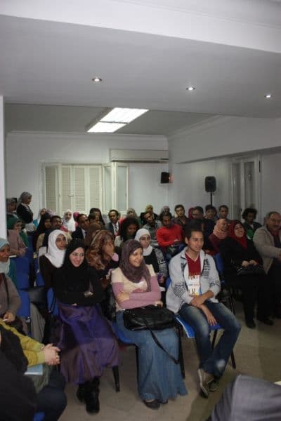<font face="arial,helvetica,sans-serif" size="2">50 civarında Mısırlı &ouml;ğrencinin katıldığı programda Dr. Tarık Abd&uuml;lcelil Sakarya &Uuml;niversitesi&rsquo;nin Ortadoğu &Ccedil;alışmaları alanındaki faaliyetlerinden bahsederken, İsmail Numan Telci de &ouml;ğrencilerin Sakarya&rsquo;da &ouml;ğrencilik hayatı ve T&uuml;rkiye ile ilgili sorularını yanıtladı.<br /><br />El-Ezher, Kahire, Ayn Şems ve Helvan gibi Mısır&rsquo;ın &ouml;nde gelen &uuml;niversitelerinden tanıtıma katılan &ouml;ğrencilere ayrıca T&uuml;rkiye&rsquo;nin ge&ccedil;tiğimiz sene başlattığı T&uuml;rkiye Bursları kapsamında Sakarya &Uuml;niversitesi&rsquo;nde başta Ortadoğu &Ccedil;alışmaları olmak &uuml;zere bir&ccedil;ok b&ouml;l&uuml;m&uuml; tercih edebilecekleri anlatılırken, burslarla ilgili genel bilgi de verilerek 31 Mart&rsquo;ta son bulacak olan başvuru tarihini ka&ccedil;ırmamaları hatırlatıldı.<br /><br />Yrd. Do&ccedil;. Tarık Abd&uuml;lcelil de konuşmasında Ayn Şems &Uuml;niversitesi&rsquo;ndeki T&uuml;rkoloji B&ouml;l&uuml;m&uuml;'n&uuml;n Mısır i&ccedil;<font size="2">in</font> bu anlamda ilklerden olduğunun altını &ccedil;izerek her ge&ccedil;en g&uuml;n T&uuml;rk&ccedil;e'ye ve T&uuml;rkiye k&uuml;lt&uuml;r&uuml;ne başta Mısır olmak &uuml;zere t&uuml;m Arap coğrafyasında artan bir ilgi olduğunu belirtti.<br /><br />Sakarya &Uuml;niversitesi Sosyal Bilimler Enstit&uuml;s&uuml; 2012&rsquo;de d&uuml;zenlediği ve d&uuml;nyanın bir&ccedil;ok &uuml;lkesinden 200&rsquo;e yakın akademisyenin ve uzmanın katıldığı Ortadoğu&rsquo;da Toplum ve Siyaset Kongresi, bu alanda b&uuml;y&uuml;k ses getirmişti. Ortadoğu alanında Ortadoğu Yıllığı gibi T&uuml;rkiye&rsquo;de tek sayılabilecek &ouml;nemli bir yayını 2005&rsquo;ten bu yana &ccedil;ıkaran SA&Uuml; Sosyal Bilimler Enstit&uuml;s&uuml;, &ouml;n&uuml;m&uuml;zdeki yıllarda Ortadoğu alanındaki &ccedil;alışmalarını derinleştirmek ve T&uuml;rkiye&rsquo;nin Arap&ccedil;a, Fars&ccedil;a ve K&uuml;rt&ccedil;e gibi Ortadoğu dillerini bilen b&ouml;lge uzmanı akademisyenler yetiştirmeyi hedefliyor.<br /></font>