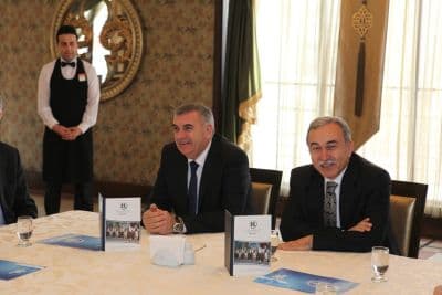 <font face="arial,helvetica,sans-serif" size="2">SASKİ Genel M&uuml;d&uuml;r&uuml;  R&uuml;stem Keleş&rsquo;in konuşmasının ardından Abone İşleri Daire Başkanı Yılmaz  &Ccedil;iğdem, &quot;Suyuma Sahip &Ccedil;ıkıyorum&quot; projesi kapsamında ger&ccedil;ekleştirilecek  faaliyetleri anlattı. &Ccedil;iğdem, &quot;İl M&uuml;ft&uuml;l&uuml;ğ&uuml; ve İl Milli Eğitim  M&uuml;d&uuml;rl&uuml;ğ&uuml;n&uuml;n belirleyeceği okul ve camilerde bulunan &ccedil;eşme ve su  tesisatlarına takılacak aparatlar ile su ka&ccedil;aklarını &ouml;nemiş olacağız.  SASKİ olarak projenin alt yapısını hazırladık&quot; dedi. Protokol imza  t&ouml;reninde konuşan Vali Mustafa B&uuml;y&uuml;k, &quot;Okul ve camilerdeki israfı  &ouml;nlemek konusunda hepimiz elimizden geleni yapmalıyız. Protokol&uuml;n  hayırlı olmasını diliyorum&quot; diye konuştu.<br /><br />İmza t&ouml;reninin ardından katılımcılara, SASKİ tarafından hazırlanan su tasarruf aparatları dağıtıldı.</font>