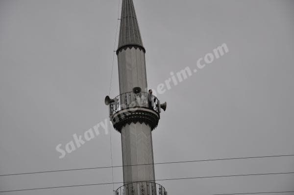 Akyazı'da hırsız arayan polis minareye çıktı