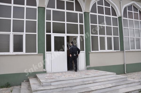 Akyazı'da hırsız arayan polis minareye çıktı