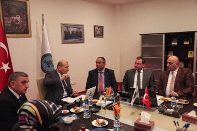 <font face="arial,helvetica,sans-serif" size="2">SATSO Meclis Başkanı  Adnan Borazancıoğlu, SATSO olarak yaptıkları &ccedil;alışmalar ve projeler  hakkında bilgi verirken, Y&ouml;netim Kurulu Başkan Yardımcısı Yıldıray  &Ccedil;akar&rsquo;da Bursa ve Sakarya arasında gidip gelen Otomotiv Test  Merkezi&rsquo;nin, otomotiv şehri olma yolunda hızla ilerleyen Sakarya&rsquo;ya  kurulması i&ccedil;in AK Parti Genel Başkan Yardımcısı S&uuml;leyman Soylu&rsquo;dan  destek istedi.<br /><br />&Ouml;nceki g&uuml;n D&uuml;nya Gazetesi&rsquo;nin tam sayfa yaptığı  haberi Soylu&rsquo;ya taktim eden &Ccedil;akar, &ldquo;Otomotiv sekt&ouml;r&uuml;nde s&ouml;z sahibi firma  temsilcileri Test Merkezi i&ccedil;in en uygun yerin Sakarya olduğunda  hemfikir. Bu haber bu firmaların d&uuml;ş&uuml;nceleri ve Otomotiv Test  Merkezi&rsquo;nin neden Sakarya&rsquo;ya yapılması gerektiğini &ccedil;ok net bir şekilde  anlatıyor. Bu konuda sizin de desteğinizi bekliyoruz&rdquo; dedi.<br /><br />AK  Parti Genel Başkan Yardımcısı Soylu, haberi inceledikten sonra, &ldquo;Bu  &uuml;lkemiz i&ccedil;in &ouml;nemli bir yatırım. Bunun i&ccedil;in en doğru yeri bulmakta &ccedil;ok  &ouml;nemli. G&ouml;r&uuml;yorum ki bu yer Sakarya. Bu yatırımın Sakarya&rsquo;ya gelmesi  i&ccedil;in bende elimden geleni yapacağım&rdquo; ifadelerini kullandı.</font>