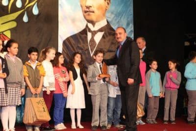 <font face="arial,helvetica,sans-serif" size="2">Şehit Abdullah &Ouml;m&uuml;r  İlk&ouml;ğretim Okulu ve &Ouml;zel Doğa Koleji &ouml;ğrencilerinin D&uuml;nya Su G&uuml;n&uuml;  etkinlileri kapsamında ger&ccedil;ekleştirdikleri g&ouml;sterilerin ardından konuşan  SASKİ Genel M&uuml;d&uuml;r&uuml; R&uuml;stem Keleş, &ldquo;Her yıl d&uuml;zenlediğimiz programlarla  &ccedil;ok daha g&uuml;zel, duygulu ve etkin bir şekilde suyun &ouml;nemini ortaya  koymaya &ccedil;alışıyoruz. Her sekiz saniyede su ve sudan kaynaklı  hastalıklardan bir &ccedil;ocuğun &ouml;ld&uuml;ğ&uuml; ve hastalıkların y&uuml;zde 80&rsquo;inin su ve  suya bağlı hastalıklardan kaynaklandığı bir d&uuml;nyada yaşadığımızı  unutmayalım&rdquo; dedi.<br /><br />Suya hizmet etmenin &ouml;nemini anlatan R&uuml;stem  Keleş, &ldquo;SASKİ y&ouml;netimi olarak suya hizmet etmenin b&uuml;t&uuml;n canlılara hizmet  etmek olduğunu biliyoruz. Bu d&uuml;ş&uuml;nce ve bilin&ccedil;le &ccedil;alışmalarımızı  s&uuml;rd&uuml;r&uuml;yoruz. D&uuml;nya Su G&uuml;n&uuml; programlarına katılmaktan &ccedil;ok b&uuml;y&uuml;k mutluluk  duyuyorum. Emeği ge&ccedil;en herkese teşekk&uuml;r ederim&rdquo; diye konuştu.  Konuşmasının ardından &ldquo;Mukaddes Topraklarda Suya Hizmet Etmiş &Uuml;&ccedil; Kadın&rdquo;  konulu sunum ger&ccedil;ekleştiren SASKİ Genel M&uuml;d&uuml;r&uuml; R&uuml;stem Keleş, Hz. Hacer,  Z&uuml;beyde Sultan ve Mihrimah Sultan&rsquo;ın suya yaptıkları hizmetleri anlattı.<br /><br />Sakarya  B&uuml;y&uuml;kşehir Belediyesi Başkan Vekili Fevzi Kılı&ccedil;, SASKİ Genel M&uuml;d&uuml;r&uuml;  R&uuml;stem Keleş ve İl Milli Eğitim M&uuml;d&uuml;r&uuml; Selim Yavuz Sandık&ccedil;ı, programın  sonunda &ldquo;D&uuml;nya Su G&uuml;n&uuml;&rdquo; kapsamında okullarda d&uuml;zenlenen yarışmalarda  dereceye giren &ouml;ğrencilere hediye takdim etti.</font>