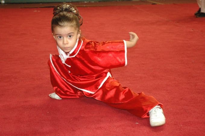 Dünyanın en küçük wushu sporcusu parmak ısırttı