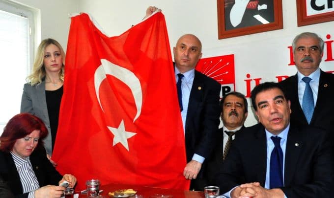 Engin Özkoç'tan Türk Bayraklı protesto
