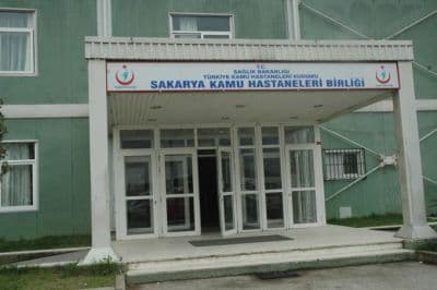 <p><font face="arial,helvetica,sans-serif" size="2">&quot;Hastanelerimizle  ilgili b&uuml;t&uuml;n il&ccedil;elerimizde tespitlerde bulunduk&quot; diyen K&uuml;&ccedil;&uuml;kyılmaz,  yapılan &ccedil;alışmalar hakkında şunları s&ouml;yledi:</font></p><p><font face="arial,helvetica,sans-serif" size="2">&quot;Tespit ettiğimiz  aksaklıkları daha hızlı bir şekilde gidermeye &ccedil;alışıyoruz. Sakarya&rsquo;nın  en b&uuml;y&uuml;k hastanesi Sakarya &Uuml;niversitesi Eğitim ve Araştırma Hastanesi  olduğu i&ccedil;in &ouml;nceliğimizi bu hastaneye verdik. Yığılmalar bu hastanemizde  daha &ccedil;ok oluyordu. Diğer hastanelerimize vatandaşlarımız daha az  gidiyordu. Onun i&ccedil;in poliklinik sayımızı artırmakla işe başladık.  Vatandaşlarımızı artık daha fazla muayene ediyoruz g&uuml;n i&ccedil;erisinde.  Eskiden daha az sayıda vatandaş muayene oluyordu, şimdi bu sayı daha da  arttı. Yine ameliyat sayılarımızı artırdık. Bunu yaparken hem  hekimlerimiz hem &ccedil;alışanlarımız &ccedil;ok b&uuml;y&uuml;k fedakarlıklarda bulundular;  sağ olsunlar cansiperane &ccedil;alışıyorlar. Diğer taraftan bizim  &ccedil;alışanlarımıza da hizmet etmemiz lazım ki &ccedil;alışanlarımız da  vatandaşımıza hizmet etsin. &Ccedil;alışanlarımıza o ama&ccedil;la yenilikler  getirdik. Ameliyathanemizdeki bir&ccedil;ok malzemeyi yeniledik. Eksik olan  malzemelerimizin sayılarını artırdık. Malzemelerin &ccedil;eşitliliğini  artırdık. Bu cihazlar ve malzemeler sayesinde artık ameliyatlarımız daha  hızlı bir şekilde olabilmekte. Kullanamadığımız bazı alanları da  kullanmaya başladık.&rdquo;</font></p>