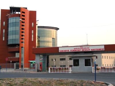 <font face="arial,helvetica,sans-serif" size="2">Sakarya&rsquo;nın  ameliyat y&uuml;k&uuml;n&uuml; Sakarya &Uuml;niversitesi Eğitim ve Araştırma Hastanesi&rsquo;nin  &ccedil;ektiğini anlatan K&uuml;&ccedil;&uuml;kyılmaz, &quot;Sakarya&rsquo;daki ameliyat y&uuml;k&uuml;n&uuml; Eğitim  Araştırma Hastanesi &ccedil;ekiyor. <font color="#0000FF">Hastanede 14 ameliyat masamız bulunmakta.  </font>Daha &ouml;ncesinde par&ccedil;alı bir şekilde hizmet veriyordu. Ameliyathanenin bir  kısmı Korucuk Kamp&uuml;s&uuml;nde bir kısmı da merkezdeydi. O ameliyathaneleri  birleştirerek hem personel sayısından tasarruf ettik hem de hepsini bir  yere toplayarak daha hızlı ve konforlu bir şekilde hizmet etme imkanı  bulduk. B&ouml;ylece ameliyat sayımızı da artırmış olduk. Bu esnada  cihazlarımızı da yeniledik&quot; şeklinde konuştu.<br /><br />Polikliniklerdeki  yoğunluk sayısının tam anlamıyla azalmadığına dikkat &ccedil;eken K&uuml;&ccedil;&uuml;kyılmaz,  &quot;Eskisine g&ouml;re daha &ccedil;ok hasta bakıyoruz. Bu da şu anlama geliyor  insanlarımız daha az bekliyorlar ve daha &ccedil;ok insanımıza hizmet  edebiliyoruz. Hem poliklinik sayımızı artırdık hem de hekimlerimiz daha  fazla hasta bakmak i&ccedil;in daha fazla mesai harcıyorlar. Onlara da burada  ş&uuml;kranlarımız arz ediyorum&quot; dedi.</font>