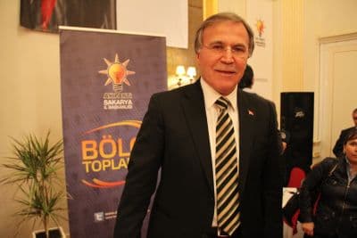 <font face="arial,helvetica,sans-serif" size="2">İsrail&rsquo;in 3 yıl sonra Mavi Marmara gemisine  d&uuml;zenlenen saldırı nedeniyle &ouml;z&uuml;r dilemesinin T&uuml;rkiye&rsquo;nin b&ouml;lgede ve  d&uuml;nyada artan g&uuml;c&uuml;n&uuml;n en &ouml;nemli işreti olduğunu kaydeden Şahin,  &ldquo;T&uuml;rkiye&rsquo;nin b&ouml;lgedeki etkisi giderek artıyor. &Ouml;zellikle Arap Baharı'nın  ardından yaşanan bu etki T&uuml;rkiye&rsquo;nin g&uuml;c&uuml;n&uuml; de ortaya koyuyor. İsrail  de b&ouml;lgesinde ve d&uuml;nyada etkili olan bir T&uuml;rkiye ile iyi ilişkiler kurma  yolunu se&ccedil;miştir. Olumlu bir gelişmedir. Tazminatla ile ilgili olarak  &ccedil;alışmalar yapılacak. Vefat eden vatandaşlarımızın talepleri olacaktır.  A&ccedil;ılmış davalar var. Bunların hepsi en kısa s&uuml;rede tamamlanacaktır&rdquo; diye  konuştu.<br /><br />Toplantının &ouml;ğleden sonraki oturumunda Siyasi ve Hukuki  İşler Başkan Yardımcısı ve Gaziantep Milletvekili Şamil Tayyar,  &ldquo;Darbeler ve Demokrasi&rdquo; konusunda, Siyasi ve Hukuki İşler Başkan  Yardımcısı ve MKYK &Uuml;yesi Prof. Dr. Yasin Aktay, &ldquo;Suriye&rsquo;de Neler Oluyor?  T&uuml;rkiye Nerede Duruyor?&rdquo; konusunda bir konuşma yapacak.<br /><br />Toplantının sonunda Bilim, Sanayi ve Teknoloji Bakanı Nihat Erg&uuml;n h&uuml;k&uuml;metin icraatlarını anlatacak.</font>