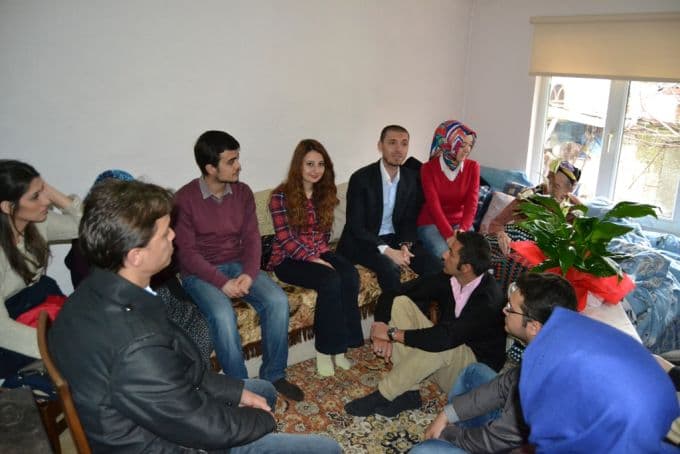 Gençlerin ziyareti yaşlı kadını duygulandırdı