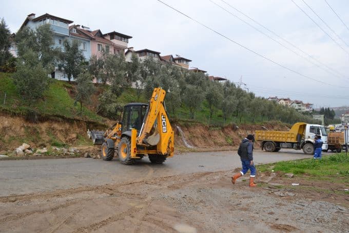 Su borusu patladı, cadde sular altında kaldı