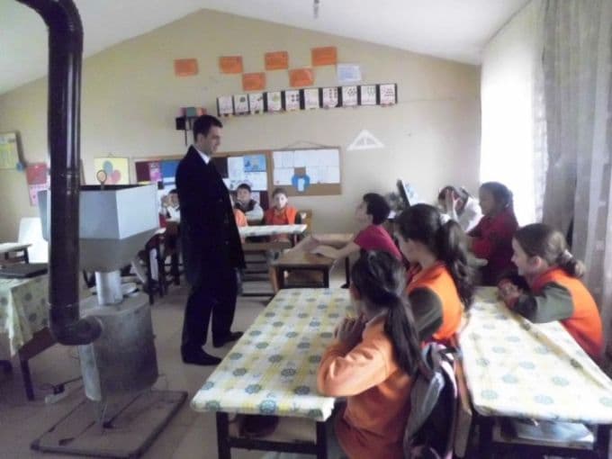 Karasu Kaymakamı, okulların eksiklerini tespit ediyor
