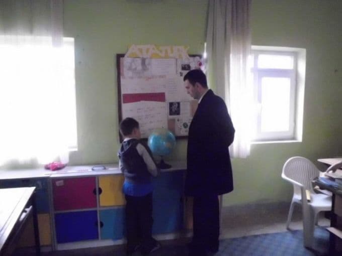 Karasu Kaymakamı, okulların eksiklerini tespit ediyor
