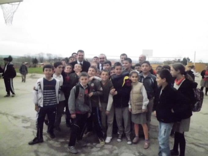 Karasu Kaymakamı, okulların eksiklerini tespit ediyor
