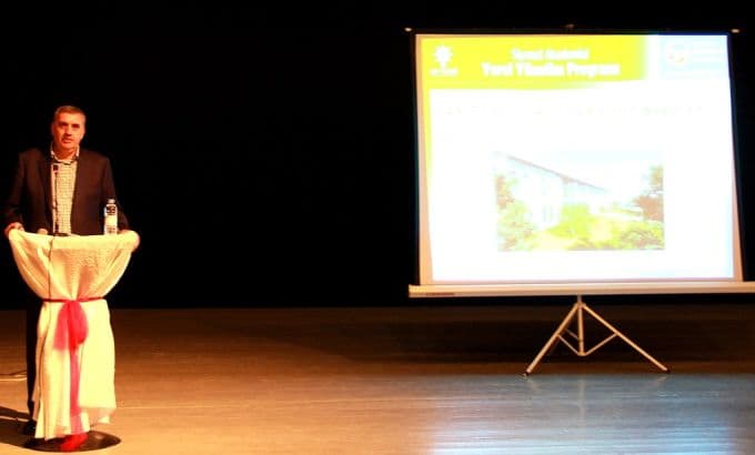 "Siyaset, insana en kısa yoldan hizmet etme sanatıdır"