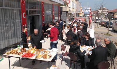 <div><font face="arial, helvetica, sans-serif" size="2"><strong>M&Uuml;CADELEMİZİ HER YERDE ANLATIYORUZ</strong></font></div><div><font face="arial, helvetica, sans-serif" size="2"><br /></font></div><div><font face="arial, helvetica, sans-serif" size="2">Bu olaylara karşı direniş m&uuml;cadelesi başlattıklarını s&ouml;yleyen &Ouml;zko&ccedil;,&rdquo; T&uuml;rkiye&rsquo;nin her yerine hatta d&uuml;nyanın her yerine gidip anlatıyoruz. Sınırımız yok, cemaatlere de bunu anlatıyoruz. Sınırımız yok, b&uuml;t&uuml;n T&uuml;rki Cumhuriyetlere de bunu anlatıyoruz. Sınırımız yok, inanmak isteyen, duymak isteyen, bizi dinlemek isteyen herkese bunu anlatıyoruz. Biz T&uuml;rkiye Cumhuriyeti&rsquo;nin iktidarına talip bir partiyiz. T&uuml;rkiye Cumhuriyeti&rsquo;ni kuran bir partiyiz. D&uuml;nyaya da bunu anlatıyoruz.&rdquo;</font></div><div><font face="arial, helvetica, sans-serif" size="2"><br /></font></div><div><font face="arial, helvetica, sans-serif" size="2">D&uuml;nyada ve T&uuml;rkiye&rsquo;de Cumhuriyet Halk Partisi&rsquo;ni anlattıklarını belirten &Ouml;zko&ccedil;,&rdquo; Gece g&uuml;nd&uuml;z &ccedil;alışıyoruz. İki g&uuml;n i&ccedil;erisinde Tekirdağ&rsquo;ın b&uuml;t&uuml;n il&ccedil;elerini dolaştık. Şimdi Adana&rsquo;nın il&ccedil;elerini dolaşacağız ama Sakarya&rsquo;yı bırakmıyoruz. İl Başkanımla beraber, İl Başkanım benim olmadığım d&ouml;nemlerde burada ziyaretler yapıyor. Ben geldiğim zamanlarda ben dolaşıyorum. &Ouml;rg&uuml;t dolaşıyor, il&ccedil;e başkanlarımız dolaşıyor. Hep beraber elimizden gelen her şeyi yapıyoruz.&rdquo;diyerek s&ouml;zlerini noktaladı.</font></div>