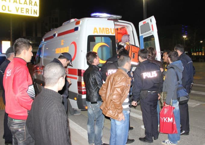 AKM'nin önünde 'Yan baktın' kavgası