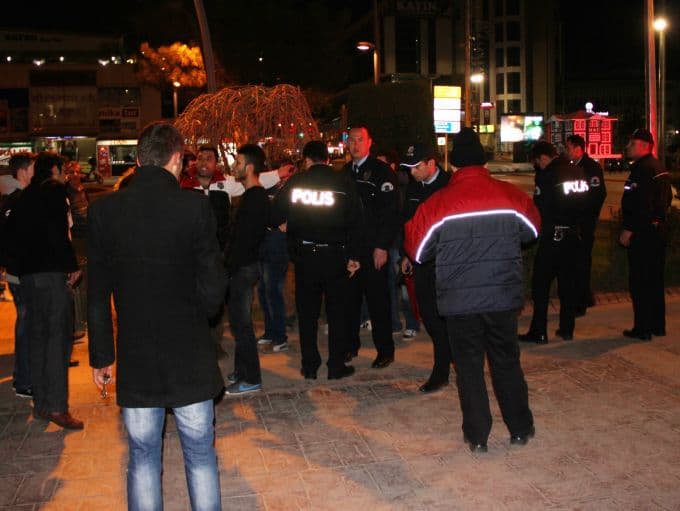 AKM'nin önünde 'Yan baktın' kavgası