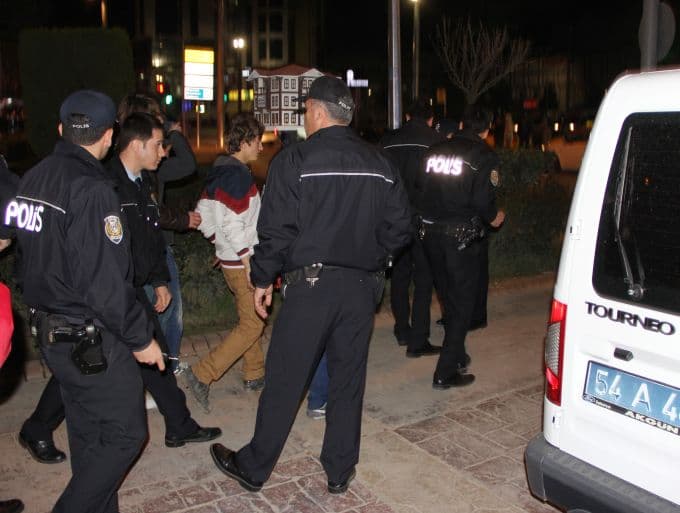 AKM'nin önünde 'Yan baktın' kavgası