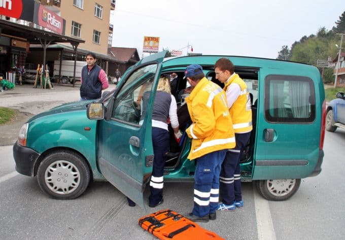 Sapanca'da panelvanla otomobil çarpıştı