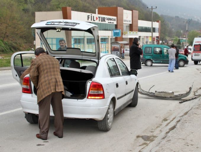 Sapanca'da panelvanla otomobil çarpıştı
