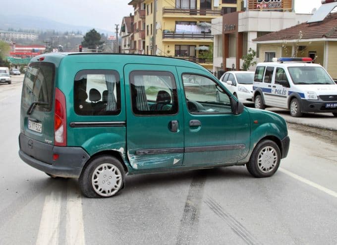 Sapanca'da panelvanla otomobil çarpıştı