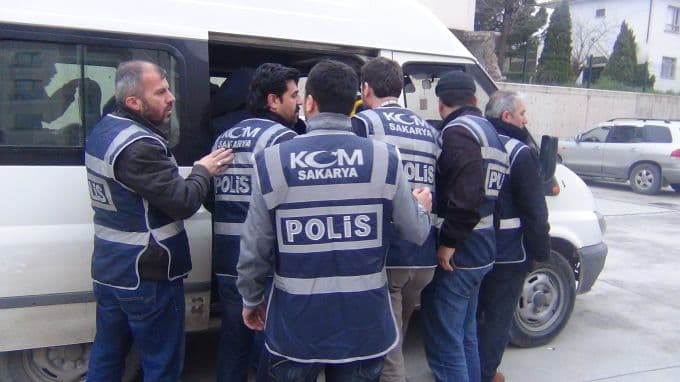 Polisten uyuşturucu satıcılarına darbe!