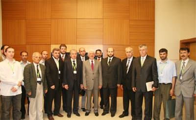 <p><font face="verdana,geneva" size="2">Adapazarı'nda b&uuml;y&uuml;k bir misafirperverlikle karşılandıklarını s&ouml;yleyen Kosova Vustrri Belediye Başkanı Bayram Mulaku, <font color="#cc0000">&ldquo;Bildiğiniz gibi Kosova yeni bağımsızlığını kazanan bir &uuml;lke. Kosova'yı ilk tanıyanlardan biri de T&uuml;rkiye. T&uuml;rkiye'nin her zaman yanımızda olduğunu bilmek bizlere g&uuml;&ccedil; veriyor&rdquo;</font> dedi.<br /><br />B&ouml;yle bir organizasyona imza attığı i&ccedil;in Başkan Aziz Duran'a teşekk&uuml;r eden Sancak M&uuml;ft&uuml;s&uuml; Muammer Zukorli&ccedil; ise, bu t&uuml;r programların dostluğu pekiştireceğini s&ouml;yledi. Kalplerinde T&uuml;rkiye sevgisinin bambaşka olduğunu ifade eden Zukorli&ccedil;, <font color="#cc0000">&ldquo;Sancak, Balkanların kalbinde ufak bir b&ouml;lge. Bizim bir yanımız Bosna'ya, diğer yanımız ise Kosova'ya bağlı. Fakat hepimiz g&ouml;n&uuml;lden T&uuml;rkiye'ye bağlıyız&rdquo;</font> diye konuştu.<br /><br />T&uuml;rkiye'nin Boşnaklara her zaman kucak a&ccedil;tığını s&ouml;yleyen Bosna Milli Şairi Prof. Dr. Cemalettin Lati&ccedil;,<font color="#cc0000"> &ldquo;T&uuml;rkiye'nin istikrarlı bir şekilde gelişmesini ilgiyle izliyoruz. Bu da bizi &ccedil;ok mutlu ediyor. Bildiğiniz gibi Bosna Hersek &ccedil;ok zor g&uuml;nler ge&ccedil;irdi. O zor g&uuml;nlerimizi atlattık &ccedil;ok ş&uuml;k&uuml;r. T&uuml;rkiye her zaman bizim yanımızda oldu, biz de her zaman T&uuml;rkiye'nin yanındayız. Mesela şu an Avrupa Futbol Şampiyonası var. &Uuml;lkemde vatandaşlarımız T&uuml;rk Milli Takımı'nın en b&uuml;y&uuml;k destek&ccedil;isidir&rdquo;</font> dedi.<br /><br />Ziyaretin sonunda Başkan Aziz Duran misafirlere plaket ve &ccedil;eşitli hediyeler takdim ederken, misafirler de &uuml;lkelerini simgeleyen &ccedil;eşitli hediyeleri Başkan Duran'a takdim ettiler.</font></p>