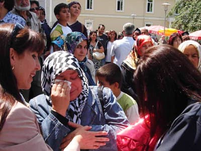 <font face="Verdana" size="2">Eğitim Fak&uuml;ltesi Dekanı Prof. Vahdettin Sevin&ccedil; de &ouml;ğrencilere hitaben yaptığı konuşmada, <font color="#cc3300">&ldquo;Yeni &ouml;ğretmen modeli yaratıcı, geliştirici, &ouml;nc&uuml;, değişimci, d&ouml;n&uuml;ş&uuml;mc&uuml; gibi nitelikleri gerektirmektedir. Bundan sonra enerjinizi buradan kazandığınız bilgi ve davranışlarınızı &uuml;lkemizin neresinde olursanız olun devletimizin ve milletimizin huzuru ve kalkınması i&ccedil;in harcayacağınıza olan inancım tamdır&quot;</font> dedi.<br /><br />Yapılan konuşmaların ardından dallarında birinci olan &ouml;ğrencilere &ccedil;eşitli hediyeler verildi. &Ccedil;ok sayıda &ouml;ğrenci velisi bu mutlu g&uuml;nlerinde &ccedil;ocuklarının sevincine ortak olurken, bazı veliler sevin&ccedil; g&ouml;zyaşı d&ouml;kt&uuml;.<br /><br />SA&Uuml; Eğitim Fak&uuml;ltesi'nden sınıf, fen, okul &ouml;ncesi, sosyal bilimler, T&uuml;rk&ccedil;e, bilgisayar, beden eğitimi, spor, rehberlik ve psikolojik danışmanlık &ouml;ğretmenliği dallarında 632 &ouml;ğrenci mezun oldu.</font>