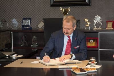 <div><font face="arial, helvetica, sans-serif" size="2">SATSO&rsquo;nun son derece &ouml;nemli &ccedil;alışmalar yaptığının altını &ccedil;izen Bakan &Ccedil;ağlayan, &ldquo;Yan sanayinin olmadığı yerlere, ana sanayiyi getiremezsiniz. &Ouml;zellikle otomotivde k&uuml;melenme &ccedil;ok &ouml;nemli. Sakarya&rsquo;da bu y&ouml;nde &ccedil;ok g&uuml;zel &ccedil;alışmalar var. Otomotiv &uuml;ss&uuml; Sakarya&rsquo;ya yakışır. Amerika&rsquo;nın Detroit&rsquo;i varsa, T&uuml;rkiye&rsquo;nin Detroit&rsquo;i neden Sakarya olmasın? İnşallah yapmış olduğunuz bu &ccedil;alışmalar meyvesini verir. Veriyor da zaten. Bakın T&uuml;rk Trakt&ouml;r buraya yatırım yaptı. Bakanlığımızla yakın irtibatta olun. İnşallah Otomotiv Test Pisti&rsquo;de Sakarya&rsquo;ya gelir&rdquo; şeklinde konuştu.</font></div><div><font face="arial, helvetica, sans-serif" size="2"><br /></font></div><div><font face="arial, helvetica, sans-serif" size="2">Sakarya&rsquo;nın ihracatını da tebrik ettiğini s&ouml;yleyen Bakan &Ccedil;ağlayan, &ldquo;2011&rsquo;de 78 milyar dolarlık cari a&ccedil;ık vermiştik. 2012 yılı cari a&ccedil;ık 48 milyar dolara d&uuml;şt&uuml;. Y&uuml;zde 13.1 ihracatımızı arttırdık. Sadece ihracat geliri ile T&uuml;rkiye&rsquo;de nereye geldiğimizin g&ouml;stergesi. Sakaryamızın da ihracata verdiği katkı &ccedil;ok y&uuml;ksek&rdquo; dedi.</font></div><div><font face="arial, helvetica, sans-serif" size="2"><br /></font></div><div><font face="arial, helvetica, sans-serif" size="2">SATSO Y&ouml;netim Kurulu Başkanı Mahmut K&ouml;semusul, g&uuml;n&uuml;n anısına Ekonomi Bakanı Zafer &Ccedil;ağlayan&rsquo;a &ccedil;ini işlemeli bir tabak hediye etti. Bakan &Ccedil;ağlayan SATSO&rsquo;nun Şeref Defterini de imzaladıktan sonra, SATSO ailesi ile birlikte hatıra fotoğrafı &ccedil;ektirdi.</font></div>