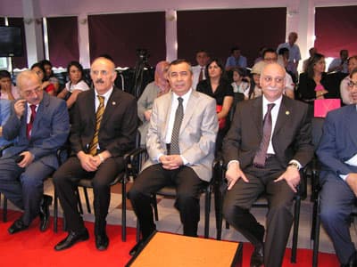 <font face="verdana,geneva" size="2">Daha sonra ise k&uuml;reselleşmeyi tehdit olarak g&ouml;ren Başkan &Ouml;zge İpeksoy, Kaan Melih Bayram, G&ouml;zde Bayraktar ile k&uuml;reselleşmeyi tehdit olarak g&ouml;rmeyen Başkan İdil Birben, Ozan &Uuml;reten ve Damla Akdeniz'den oluşan iki grup yerlerini aldı.<br /><br />Daha &ouml;nceden hazırladıkları konuşmaları sırayla okuyan &ouml;ğrenciler, &ouml;ğretmenler Yakup Aktaş, Nilg&uuml;n Uygun ile Neşe Canlar'dan oluşan j&uuml;riyi ikna etmeye &ccedil;alıştılar. K&uuml;reselleşme karşıtı grup ile k&uuml;reselleşme yanlısı grup arasında yaşanan tartışmalara zaman zaman izleyiciler de katıldı. M&uuml;nazaranın sonlarına doğru salonda k&uuml;reselleşme karşıtları ile k&uuml;reselleşme yanlıları olarak izleyiciler de ikiye b&ouml;l&uuml;nd&uuml;.<br /><br />Programın son kısmında Okul M&uuml;d&uuml;r&uuml; Mehmet Uzel, j&uuml;ri &uuml;yelerini karar vermeleri i&ccedil;in kapalı toplantıya davet etti. Yaklaşık 5 dakikalık bir aradan sonra j&uuml;ri kararını K&uuml;reselleşme karşıtı gruptan yana kullanırken birinciliği kazanan 'K&uuml;reselleşme milli değerlerin korunabilmesi a&ccedil;ısından bir tehdittir' tezini savunan grubun mutluluğu g&ouml;r&uuml;lmeye değerdi.<br /><br />İki grup da sahnedeki yerlerini alırken Vali H&uuml;seyin Atak m&uuml;nazaraya katılan &ouml;ğrencileri tebrik ederek hediyeler verdi. M&uuml;nazara daha sonra davetlilere sunulan ikramla son buldu.</font>