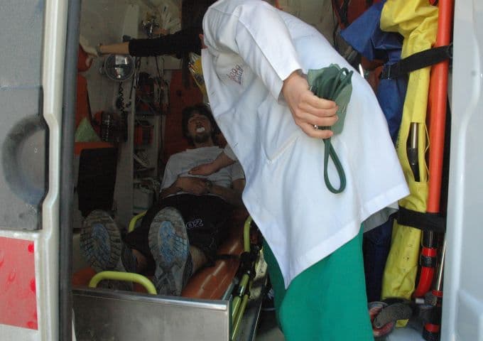 Bisikletli gence çarptı, arkasına bakmadan kaçtı