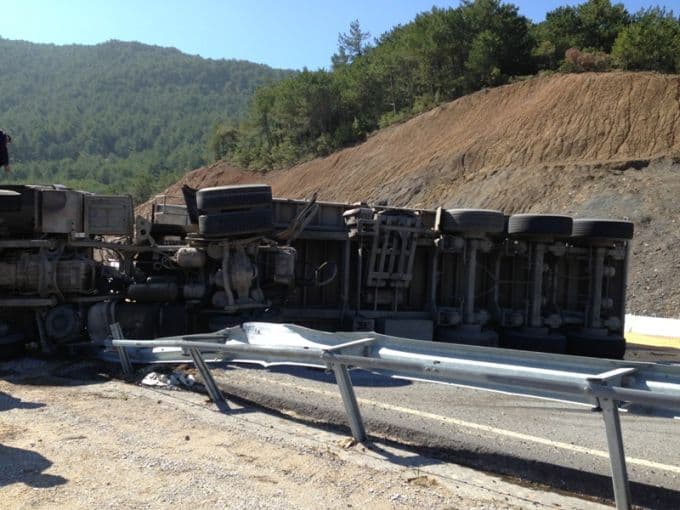 Taraklı'da kepek yüklü TIR yola devrildi
