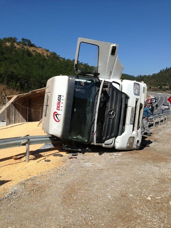 Taraklı'da kepek yüklü TIR yola devrildi