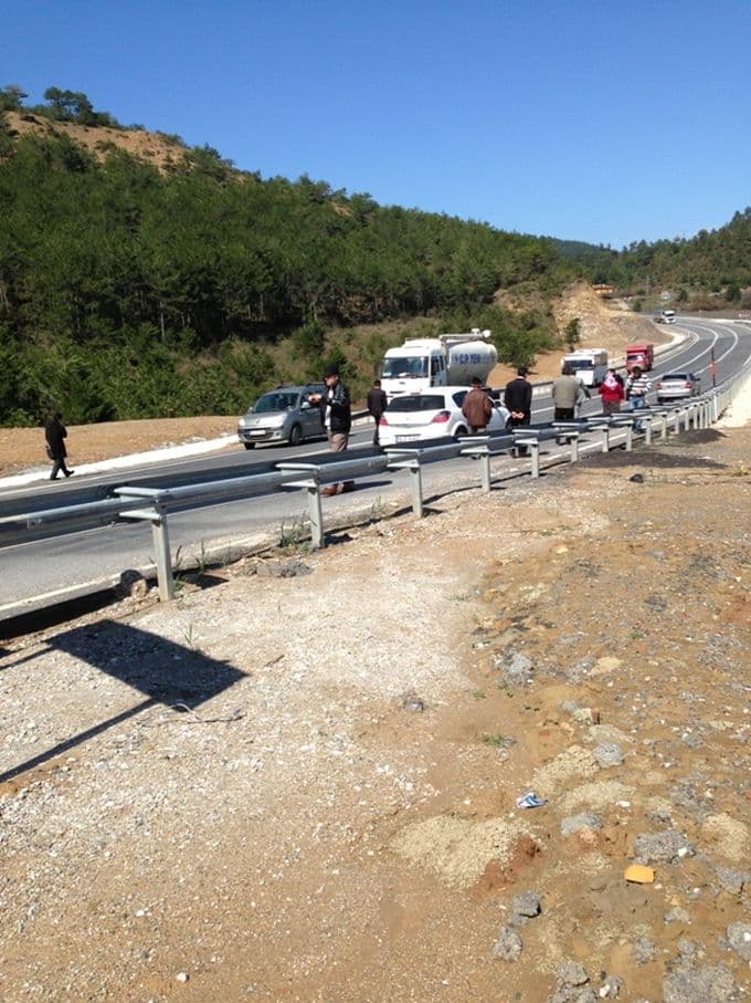 Taraklı'da kepek yüklü TIR yola devrildi