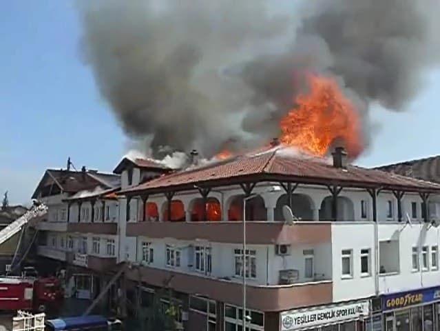 İtfaiye ekipleri yangına zor müdahale etti