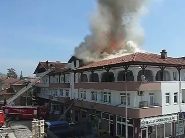 İtfaiye ekipleri yangına zor müdahale etti