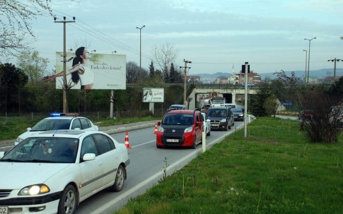 TIR'ın halatları koptu tonlarca boru yola dağıldı