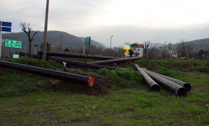 TIR'ın halatları koptu tonlarca boru yola dağıldı