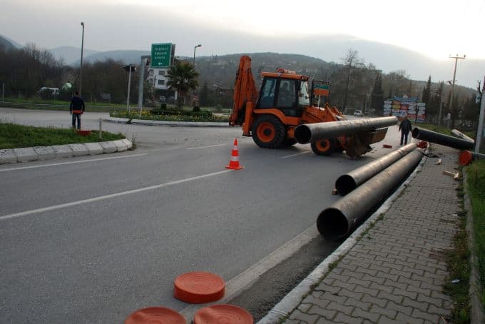 TIR'ın halatları koptu tonlarca boru yola dağıldı